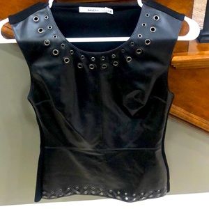 Bailey 44 Top with grommet rings